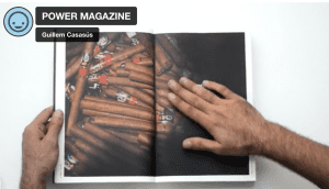 Revista diseñada por Guillem Casasús donde aparece una mano frotando las hojas para que aparezca el dibujo oculto con la tinta termocromática. 